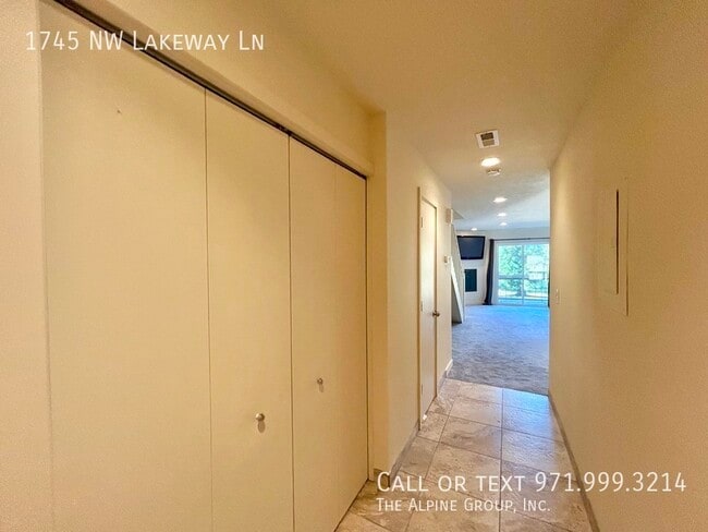 Building Photo - 1745 NW Lakeway Ln