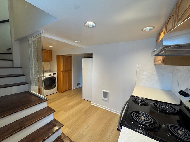 Building Photo - Warm & cozy 5 bed 2.5 bath home in the hea...