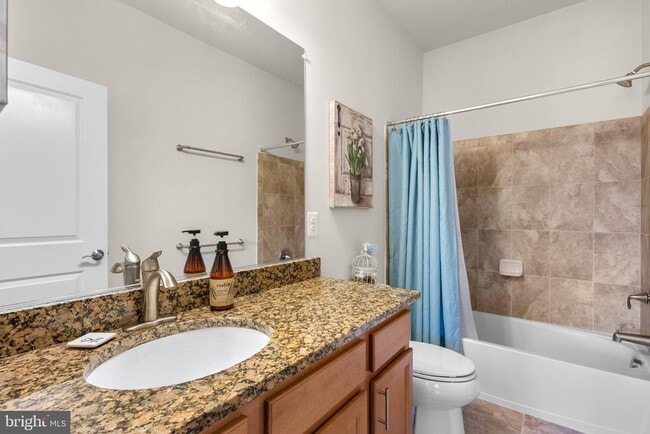 Building Photo - 711 McKenzie Ave