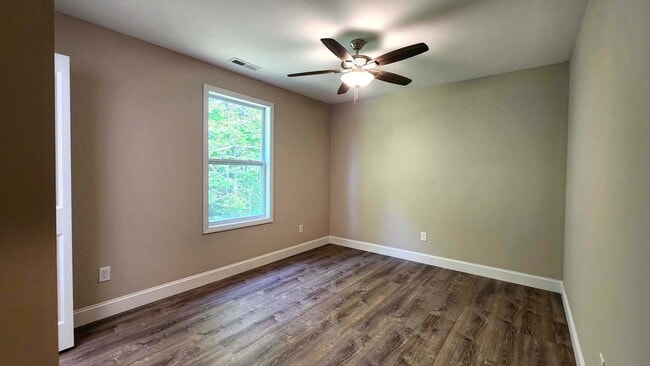 Building Photo - 127 Hawthorne Dr