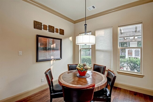 Building Photo - 7 Shearling Ct