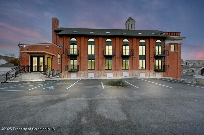 Building Photo - 633 Main St