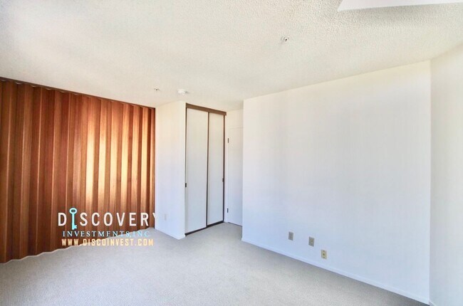 Building Photo - Spacious One Plus Bedroom Condominum off Broadway Terrace