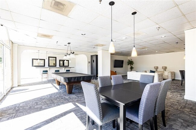 Building Photo - 2479 Peachtree Rd NE