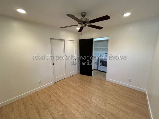 Building Photo - 8631 E Jackrabbit Rd