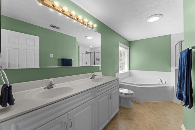 Building Photo - Welcome home to this well-maintained 4-bed...