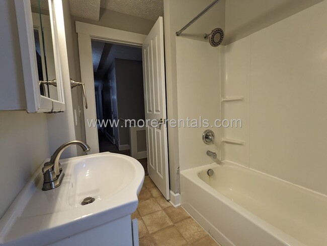 Building Photo - 404-406 E. Deshler Ave