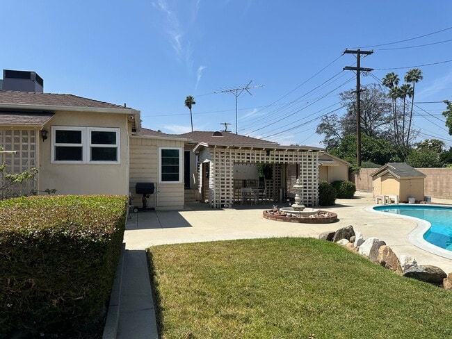 Building Photo - Perfection! Corner Lot Pool Home