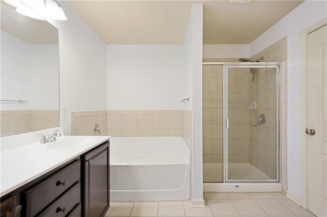Building Photo - 2249 Knoxhill View
