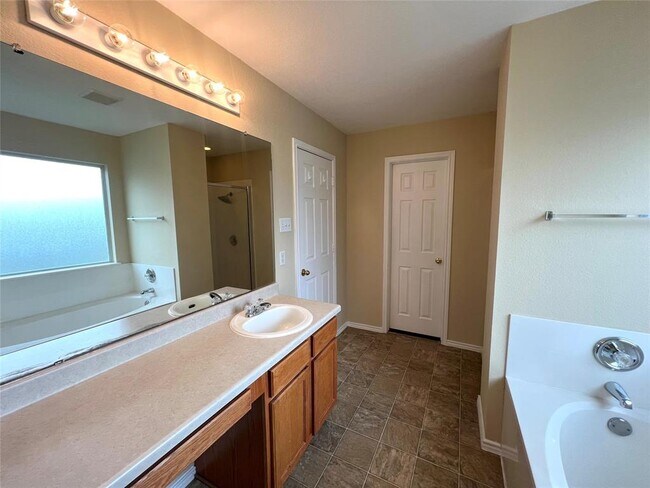 Building Photo - 2829 Deerfern Ln