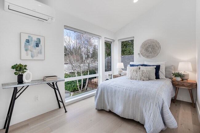 Building Photo - Maple Leaf 2BD/2BA Modern Home With Premiu...