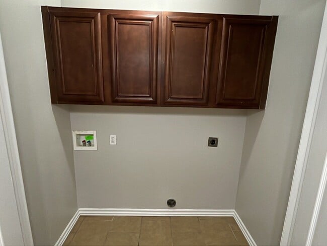 Building Photo - 4 Bedroom 2 Bath Duplex in Mustang!  $1270 Per month!