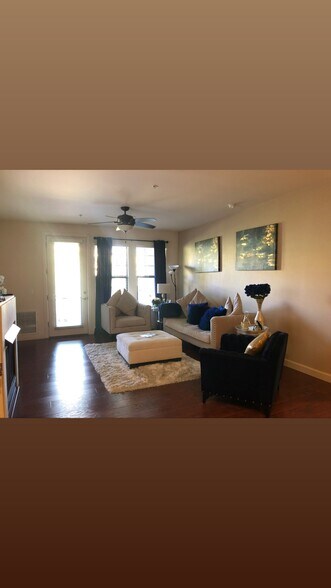 Building Photo - 7291 N Scottsdale Rd