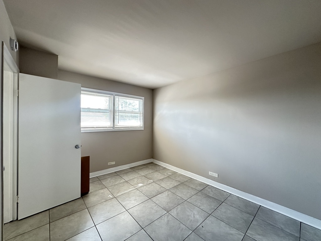 Building Photo - 9610 Ivanhoe Ave