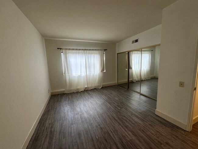 Building Photo - 622 S Barrington Ave