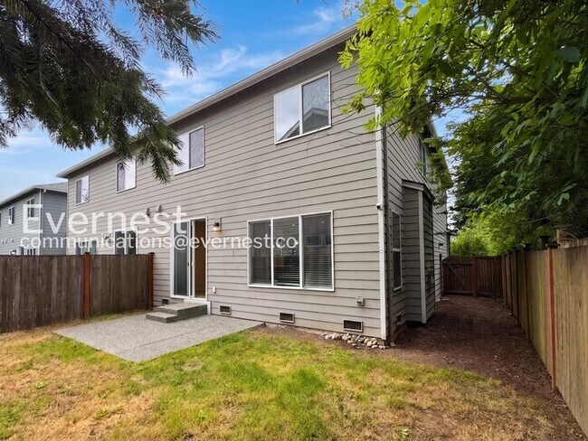 Building Photo - 4 Bed/2.5 Bath Home with Garage / Available Now!