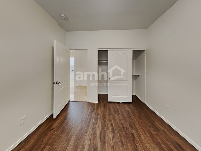 Building Photo - 3933 E Mica Rd