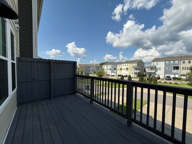 Building Photo - Stunning 3BD, 3.5BA Raleigh Townhome in th...
