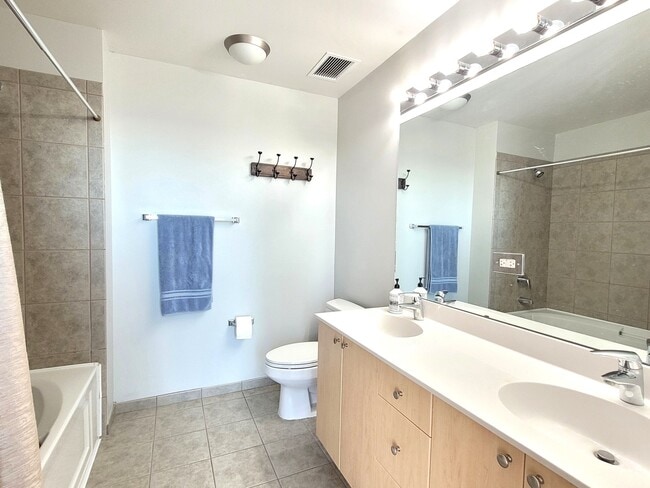 Building Photo - 235 W Van Buren St