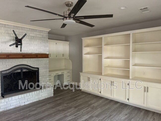 Building Photo - 3601 Oakwood Dr