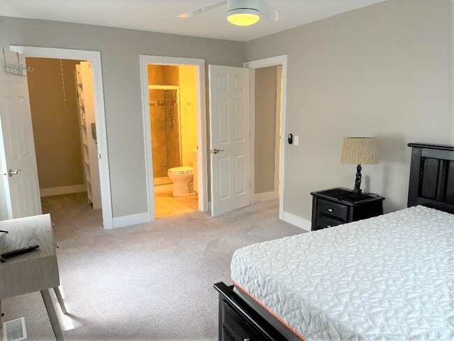 Building Photo - 1050 Southbury Ln