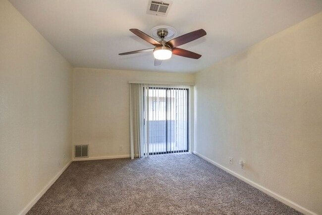 Building Photo - 2 Bed / 1 Bath Condo South Tulsa - Availab...