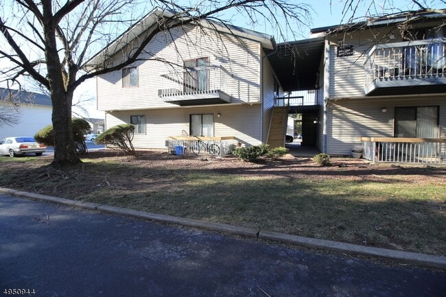 Primary Photo - 20 Delar Pkwy