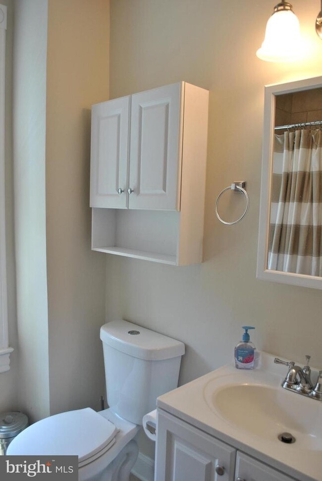 Building Photo - 127 10th St SE