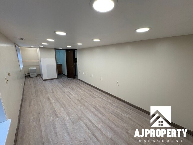 Building Photo - 1925 S Lake Ave