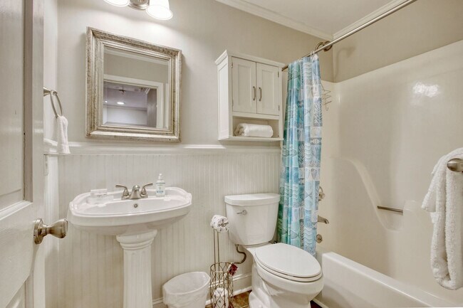 Building Photo - 1563 Elizabeth Rd