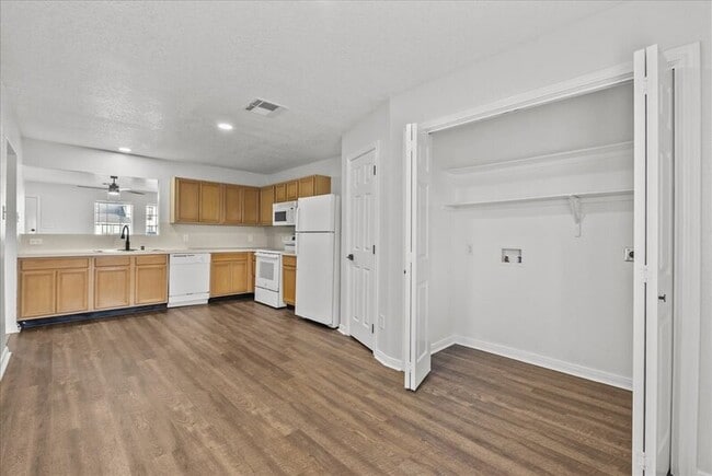 Building Photo - 2110 Roatan Calle