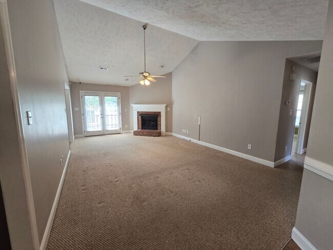 Building Photo - NEW LISTING!!!!!