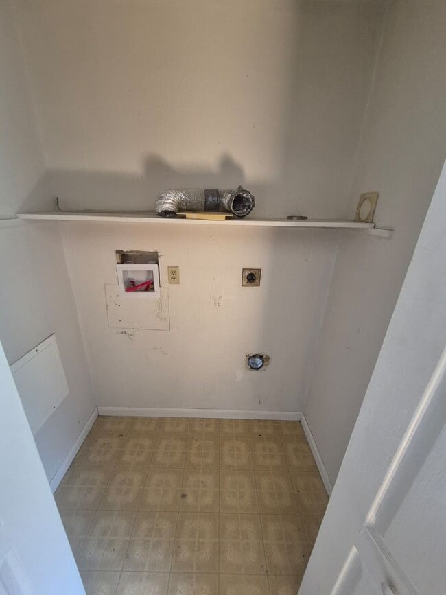 Building Photo - 105 Williams St