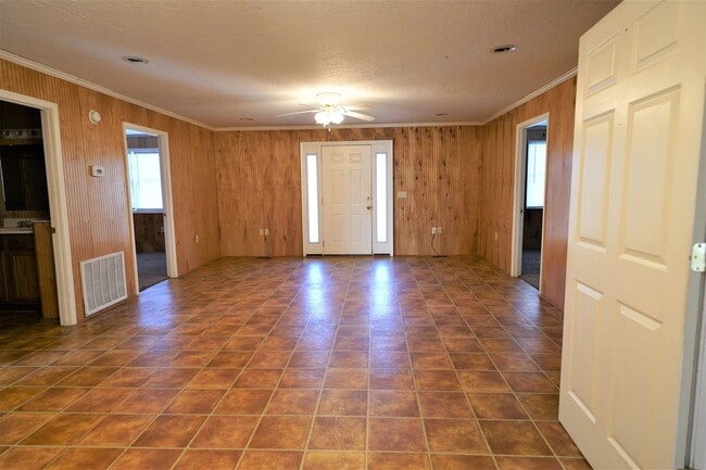 Building Photo - 4 Bed 2 Bath Home in Martin, TN *Remodeled* Fresh Paint & Flooring!