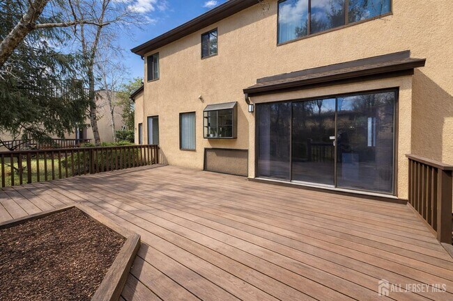 Building Photo - 470 Sayre Dr