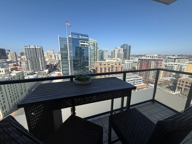 Building Photo - Upscale 2 Bed 2 Bath with Floor-to-Ceiling...