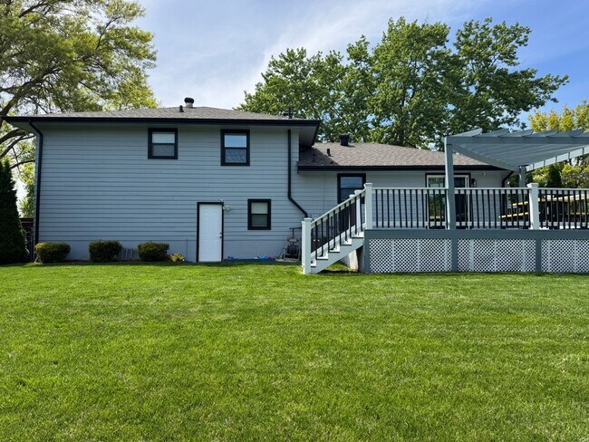 Building Photo - Stunning 4 Bed, 3 Bath Home with Backyard ...