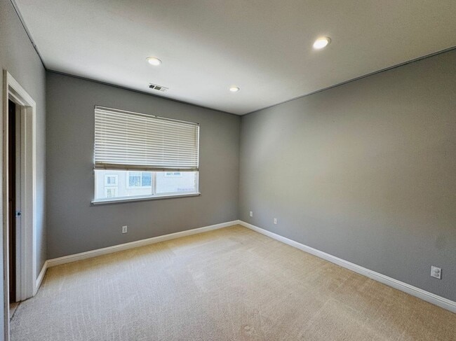 Building Photo - 3832 Carrera Ct