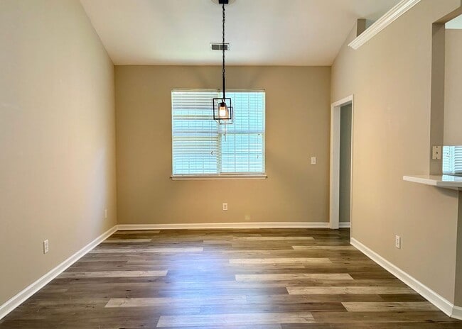 Building Photo - Available 7/9. Gorgeous, Fully Remodeled 3...