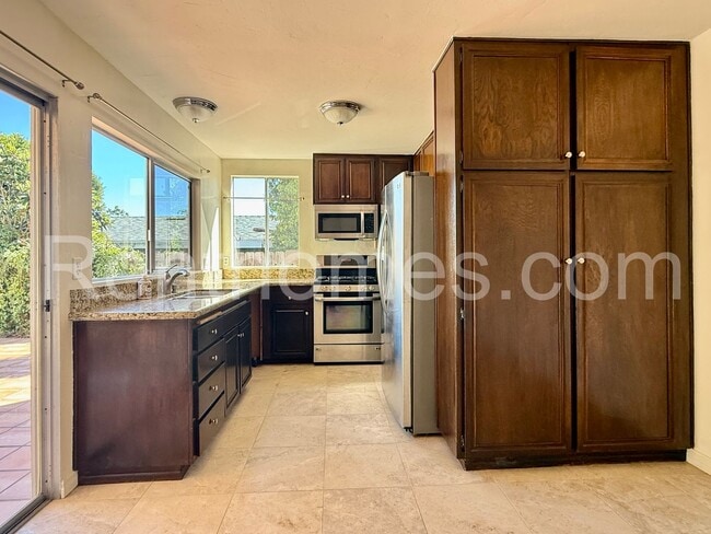 Building Photo - 1588 Rambla Puesta