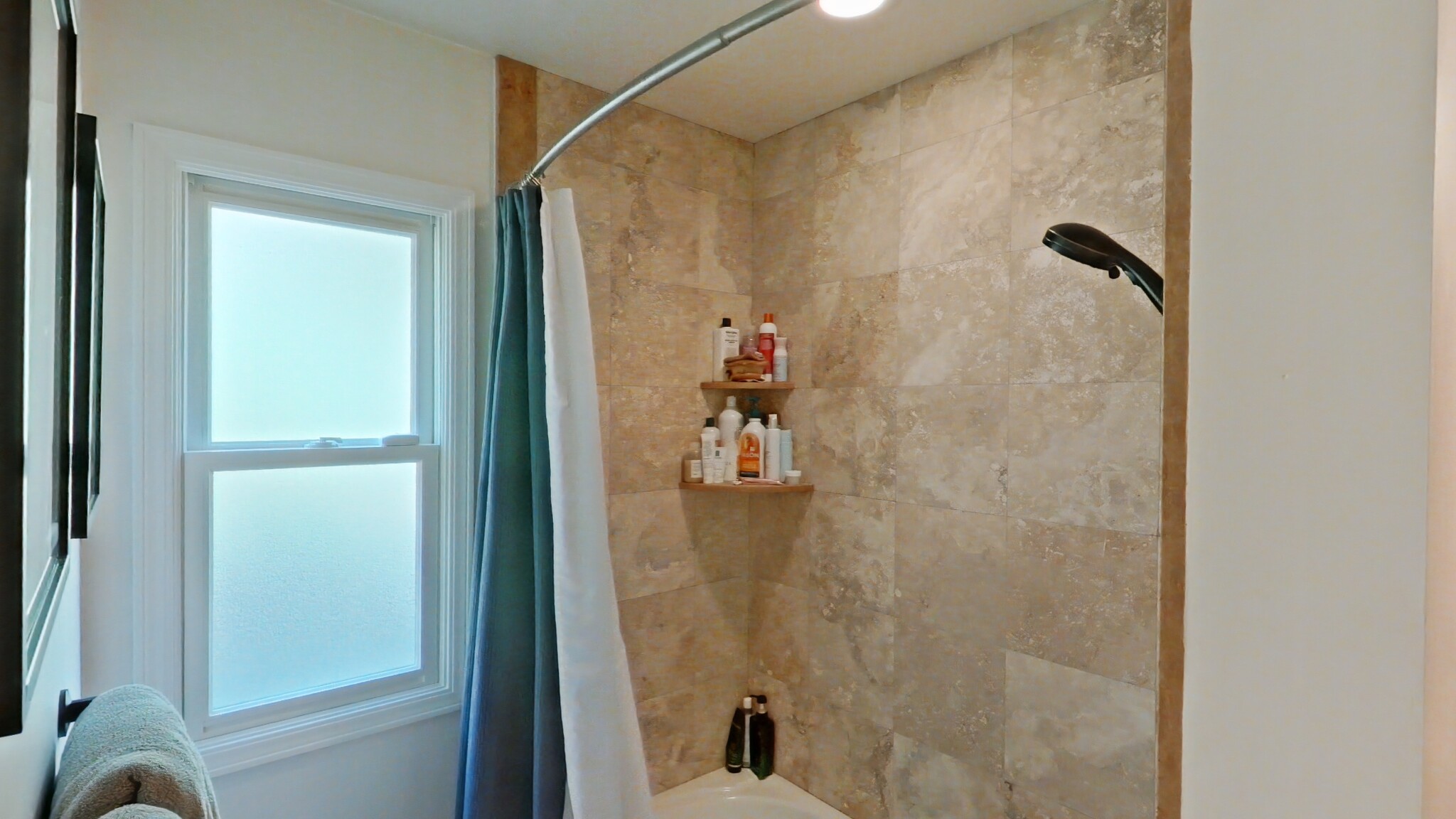 Shower and large soaking tub - 1720 1/2 Calle Poniente