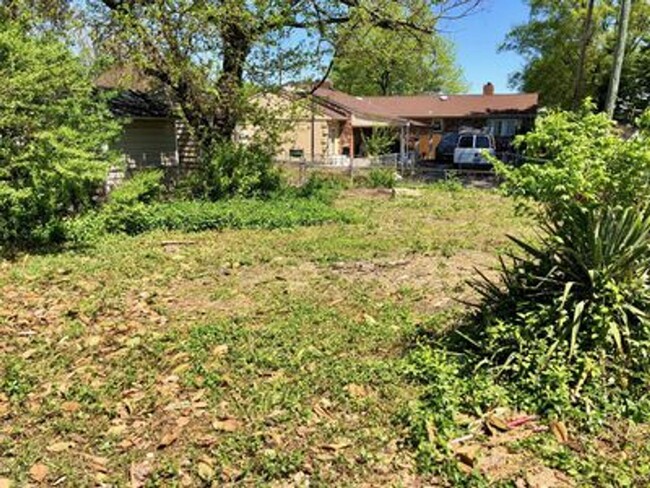 Building Photo - Cozy 3 bed 1.5 bath with Backyard