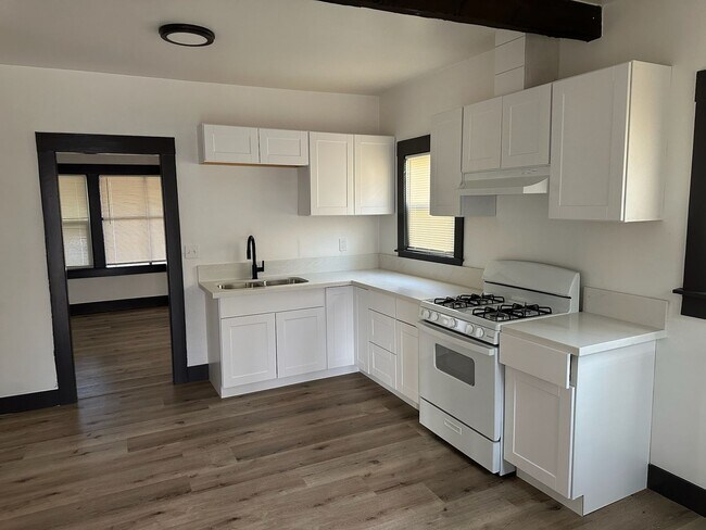 Building Photo - 855 to 856- Court/Cypress Duplex