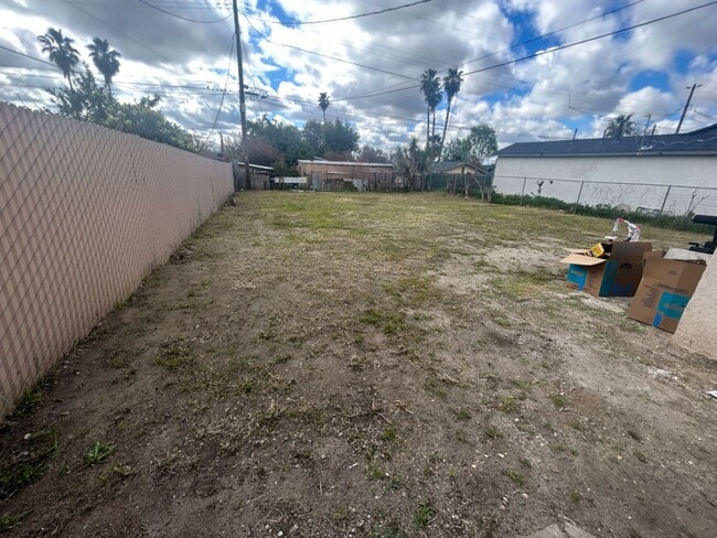 Building Photo - Enjoy this single family home with 3 bedrooms and 1 bathroom near downtown Bakersfield - COMING S...