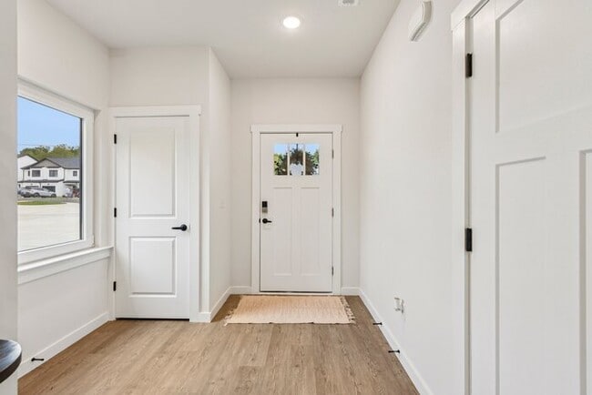 Building Photo - Brand-New Luxury Townhomes – 1st Month Fre...