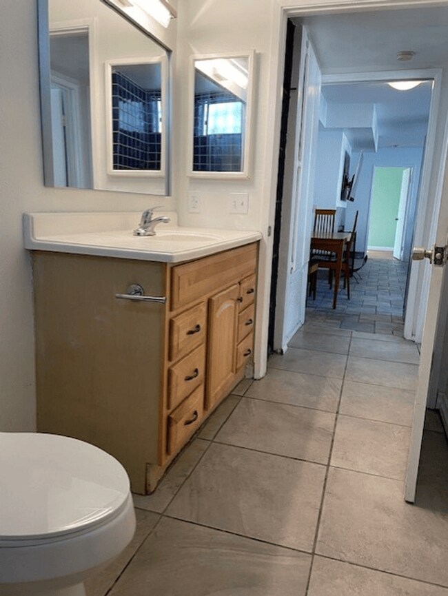 Building Photo - 2 BD 2 BA Condo in Intimate Gated Communit...