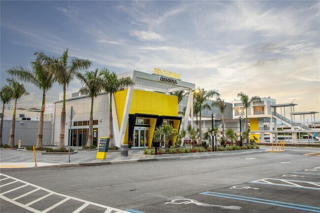 Building Photo - 3301 N Country Club Dr