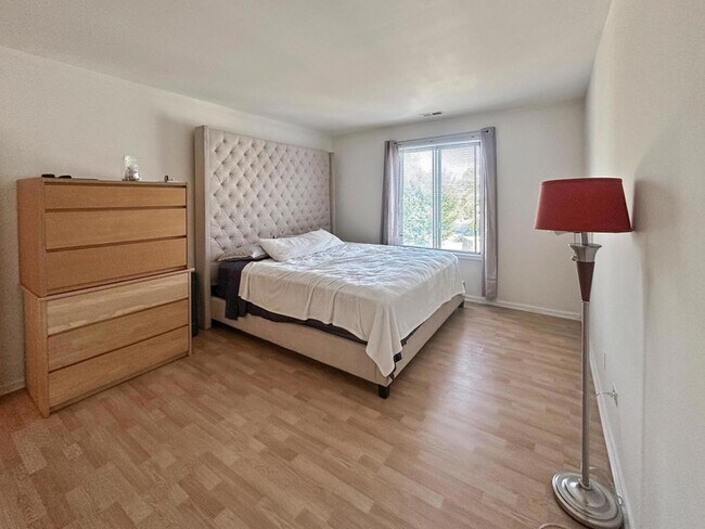 Building Photo - 209 W Ct of Shorewood