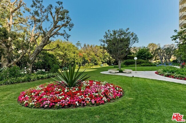 Building Photo - 2170 Century Pk E