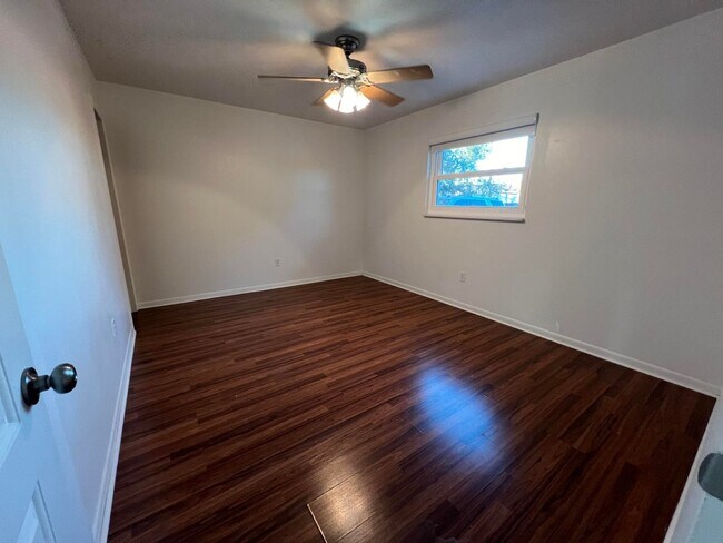 Building Photo - 1877 Meadow Ct